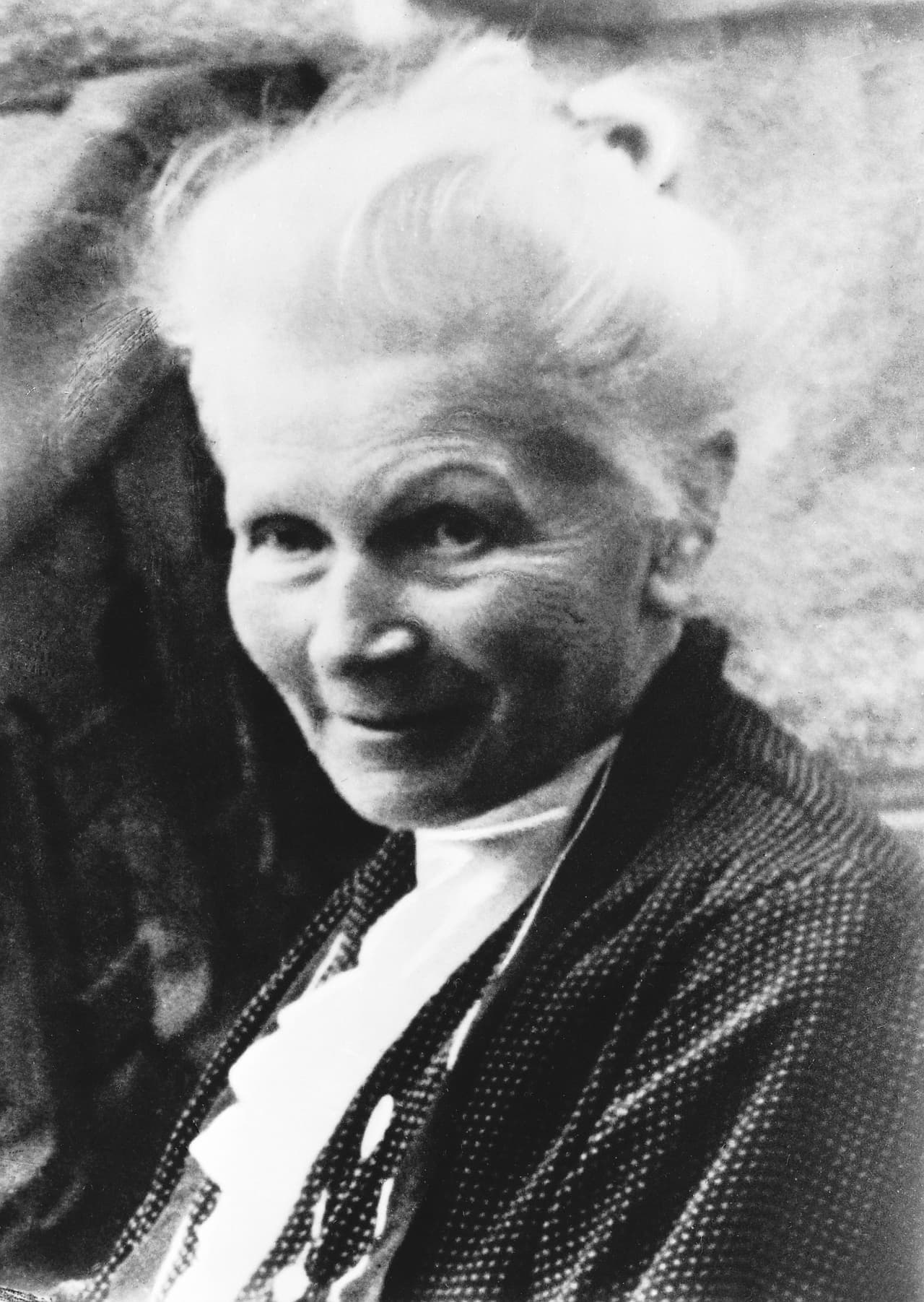 <h3 class="cms-H3-H3"><b>Bertha Benz</b></h3>
<br>
<br>La verdadera heroína en la historia de Mercedes-Benz fue Bertha, la esposa de
<b>Karl Benz</b>.
<br>
<br>Una mañana de agosto en 1888, Bertha despertó a sus dos hijos adolescentes, los empacó en el auto de la familia y salieron a visitar a su madre en el poblado de Pforzheim. Esto no hubiese tenido nada de extraño de no ser por el hecho de que hace 130 años nadie viajaba en automóvil, por que
<b>no existían</b>. Bertha y sus hijos hicieron el viaje de 66 millas, el primer road trip de la historia, a bordo del
<b><i><a href="http://www.univision.com/noticias/mercedes-benz/visitamos-el-museo-mercedes-benz-fotos" target="_blank">Patent Motorwagen</a></i></b>, inventado por Karl, reconocido como
<b>el primer automóvil</b>. Karl Benz no había tenido mucho éxito en mercadear su invención por lo que Bertha decidió tomar cartas en el asunto. La proeza de Bertha, quien había partido sin avisar a su marido ni alertar a las autoridades, le dio gran notoriedad a Benz & Cie. Durante la ruta Bertha tuvo que reparar varios problemas mecánicos e inventó un sistema de frenos sobre la marcha.
<br>
<br>¿Quién era Mercedes? Era la hija del mejor cliente de Daimler, un eventual y poderoso competidor de Benz. Las dos compañías se fusionarían varias décadas más tarde.