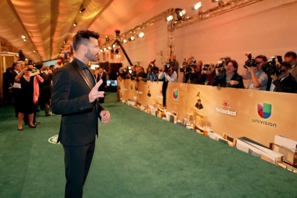 Te llevamos detrás de cámaras y mira todo lo que pasó mientras tus artistas desfilaban por la alfombra verde. 