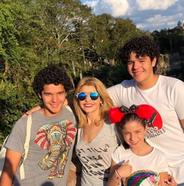 María Itatí es fruto de su relación con Carlos Alberto Cruz. Los tres hermanos se llevan muy bien y se dejan consentir por su mamá que los lleva de paseo regularmente.