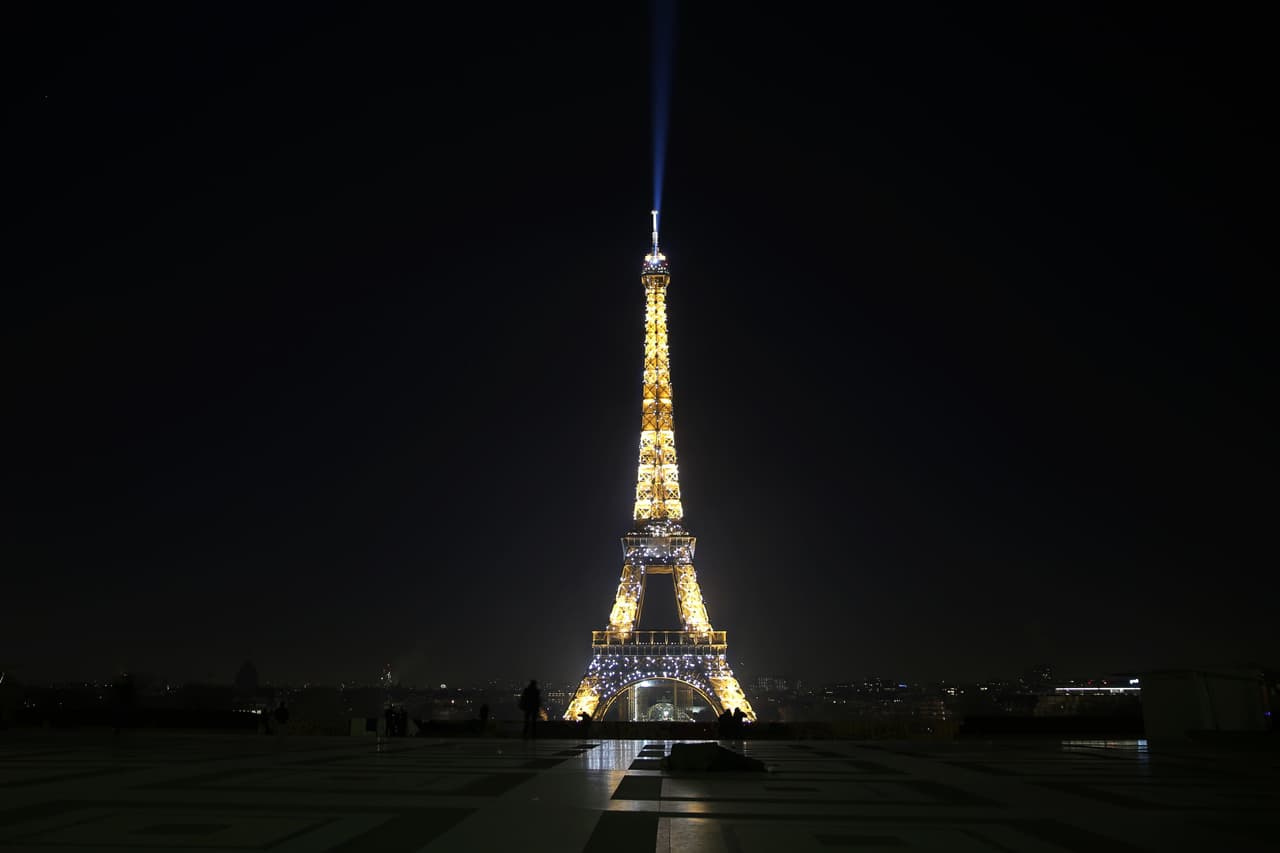 Esta imagen muestra la torre eiffel iluminada durante la víspera de Año Nuevo cuando se implementa un toque de queda de 8:00 pm a 6:00 am en Francia para evitar una tercera ola de infecciones por covid-19.