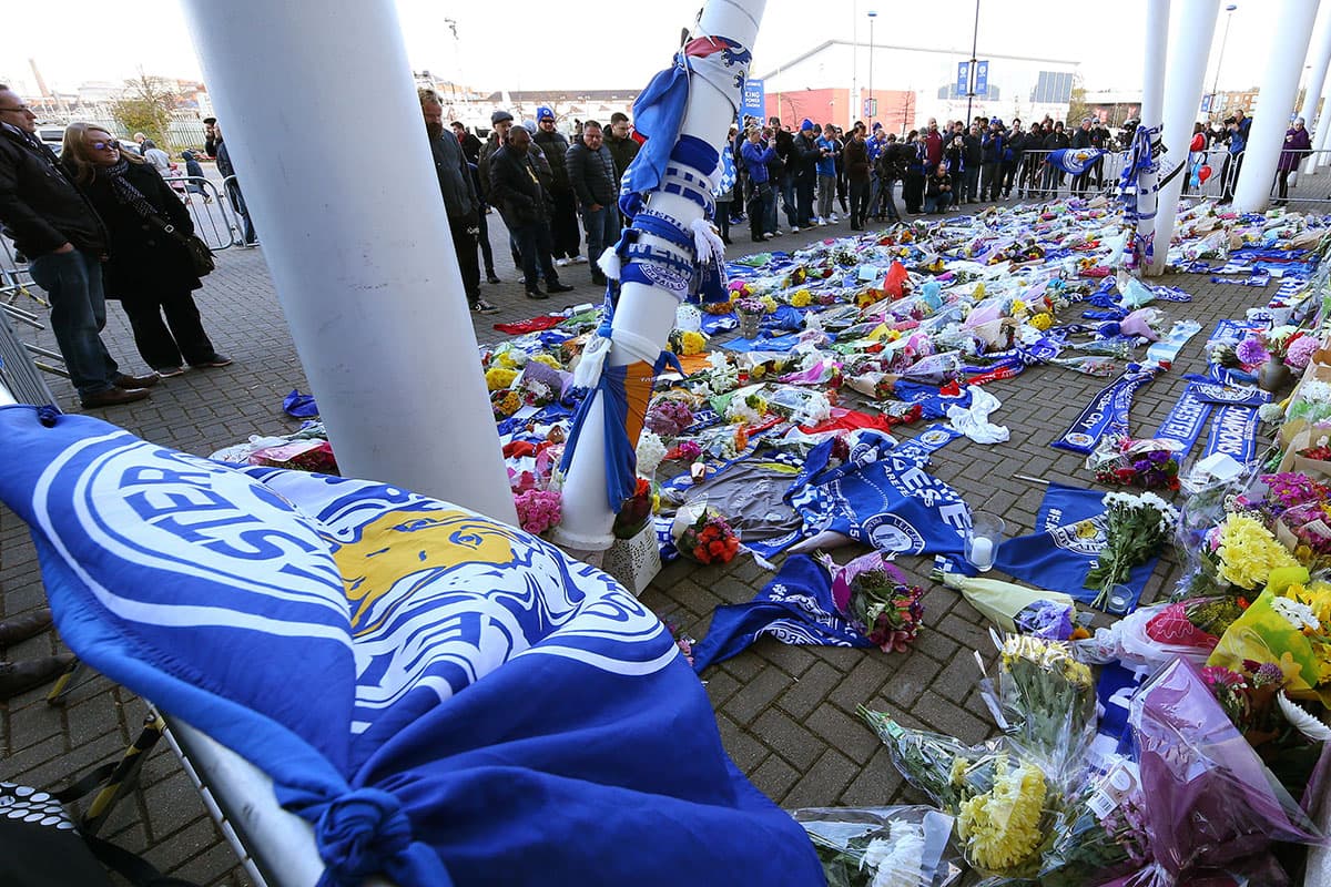 La zona aledaña del King Power Stadium fue invadida por distintivos y ofrendas florales tras el accidente.
