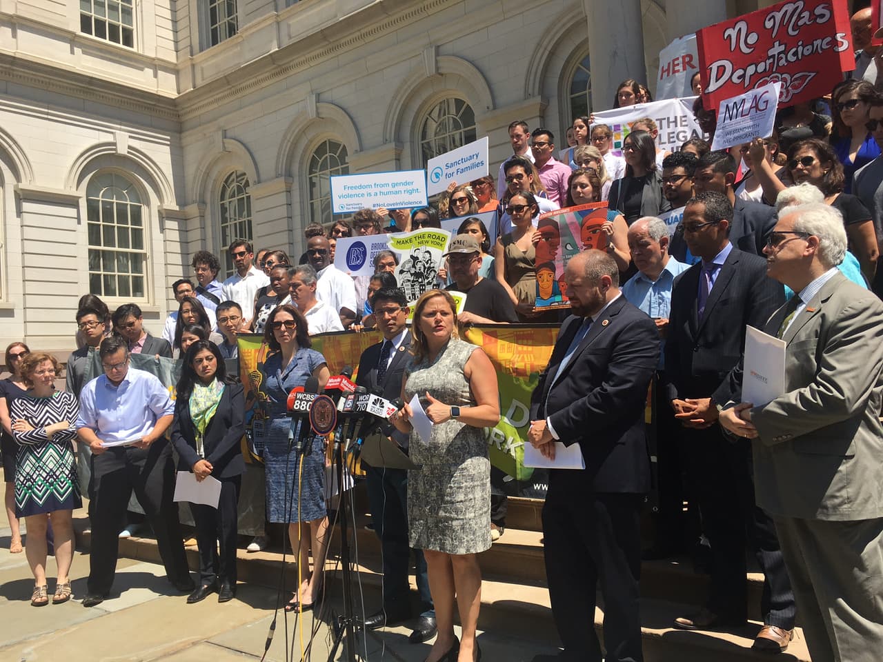 "ICE está aquí": Nueva York reclama que cesen arrestos de indocumentados en sus cortes