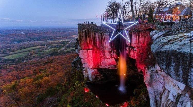 <h3 class="cms-H3-H3"><a href="http://www.seerockcity.com/events/enchanted-garden-of-lights/" target="_blank">Jardín de luces encantado en Rock City Gardens</a></h3>
<br>
<br>
<a href="https://www.seerockcity.com/events/enchanted-garden-of-lights/" target="_blank">Recorra el jardín de luces encantado de</a> Rock City Garden , resplandeciente con escenas navideñas que abarcan más de 1 millón de luces. Viaja a través de las luces de la aurora boreal del Reino Ártico, que recuerdan a las luces de la aurora boreal.