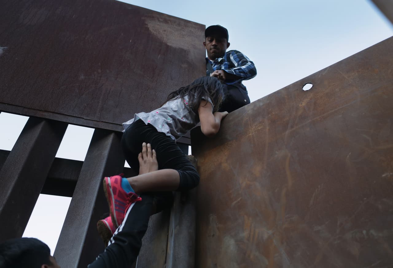 En esa garita de entrada, los
<a href="https://www.univision.com/noticias/indocumentados/pedir-asilo-quedarse-en-mexico-o-regresar-las-opciones-de-los-migrantes-que-esperan-a-escasos-metros-de-eeuu">migrantes calculan que pasarán meses antes de lograr una entrevista.</a> Eso, y las precarias condiciones del refugio de Tijuana que los albergó inicialmente, ha hecho que algunos migrantes hayan decidido regresar a sus países después de varios días en Tijuana.