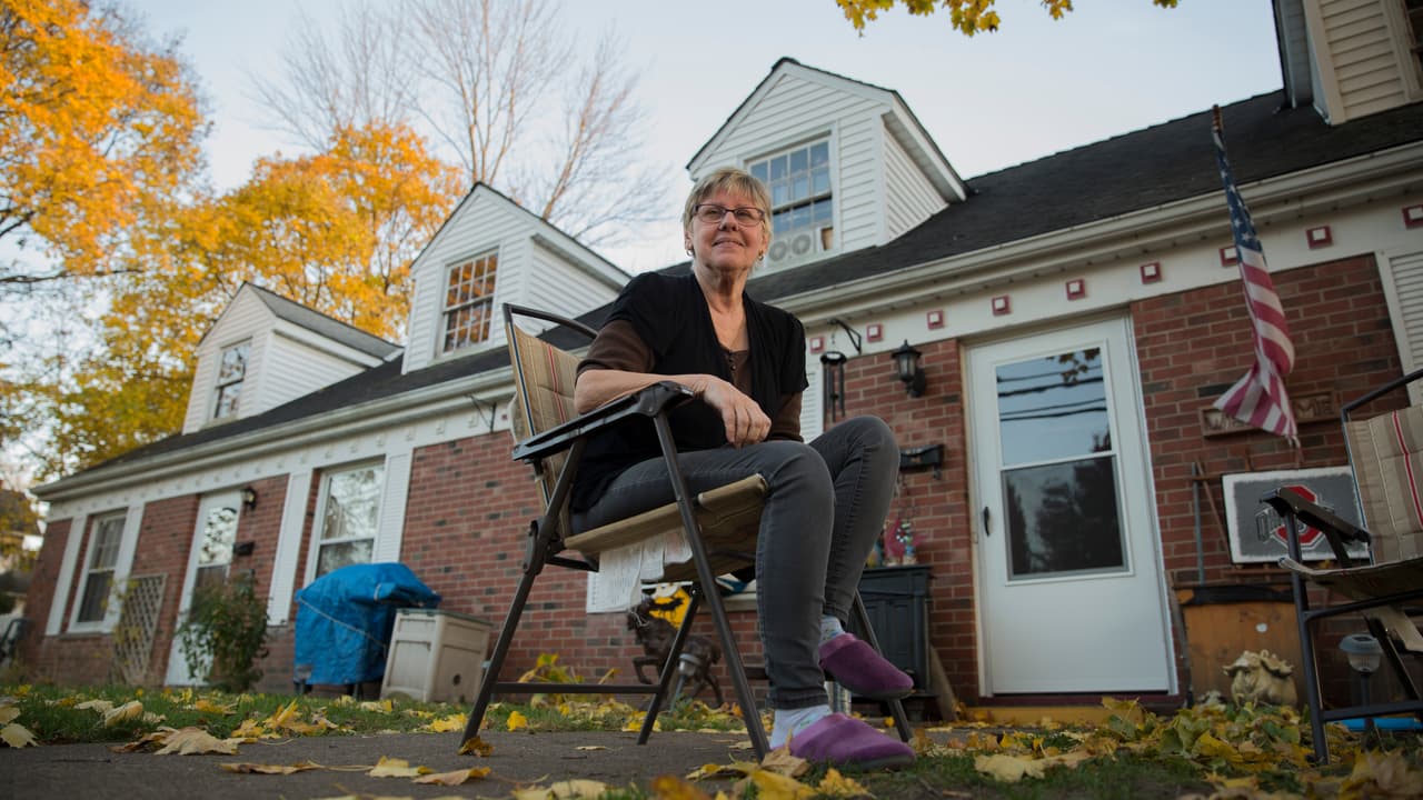 <b>Valery Novotny- Amherst, Ohio. </b>Valery Novotny votó en dos ocasiones por Obama pero quedó muy desilusionada. Se describe aún como demócrata -en las primarias del partido apoyó a Bernie Sanders- pero en las presidenciales votó por Trump."Todo lo que hizo (Clinton) fue ir a las grandes ciudades. Por eso le fue mejor en la Costa Este, con los ricos", se queja esta enfermera jubilada de 67 años. "Se olvidó de nosotros. Pasó más tiempo con los famosos en conciertos", dice Novotny. Durante la campaña, Clinton hizo 17 visitas a Ohio y Trump 26.