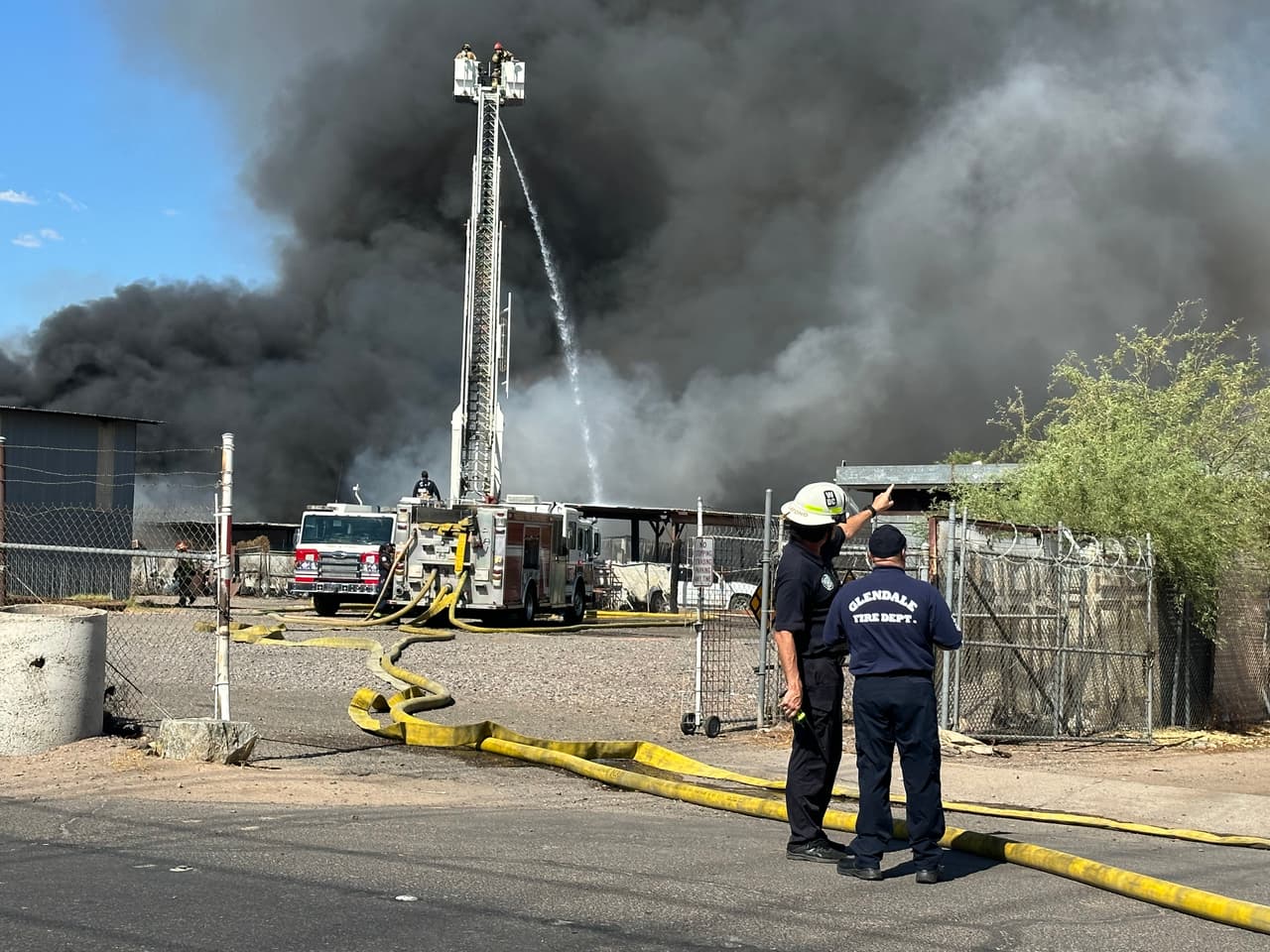 Los fuertes vientos y lagran cantidad de combustibles en la zona provocaron que el 
<b>incidente creciera de manera alarmante</b>, por lo que fue requerido el apoyo de más de 100 bomberos.