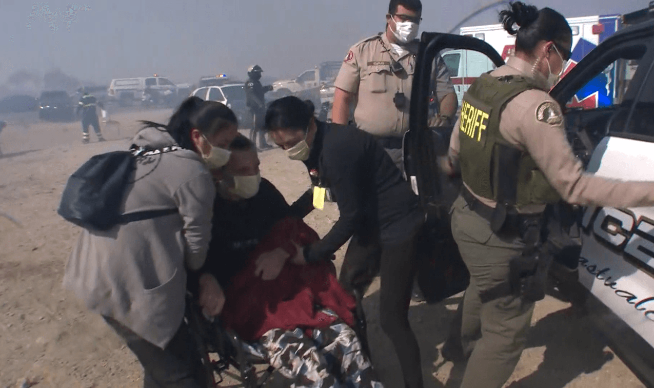 Empleados, familiares y alguaciles unieron esfuerzos para sacar a tantos pacientes como les fuera posible.
<br>