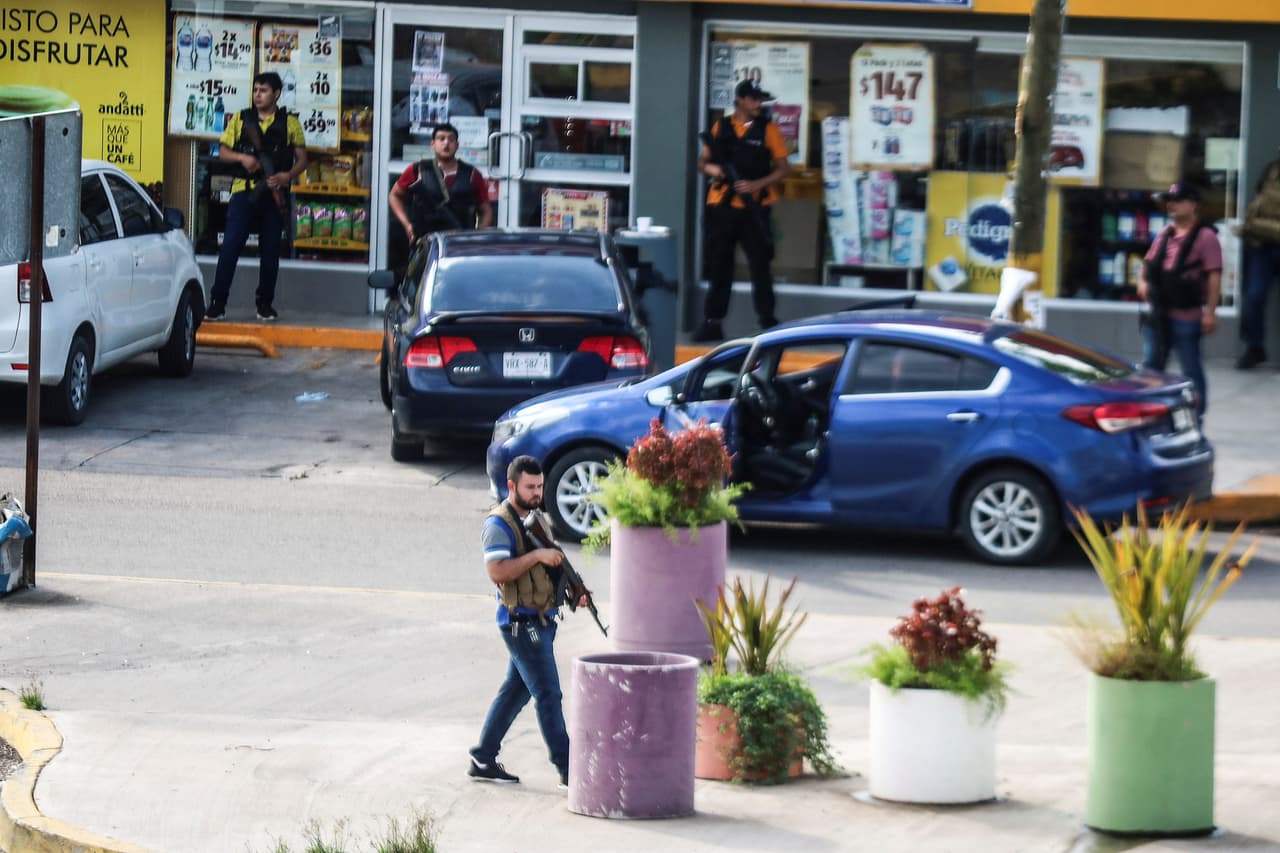 En varios puntos de la ciudad se vieron civiles portando armas largas y chalecos antibalas. Debido a los enfrentamientos las tiendas departamentales y los comercios aledaños cerraron sus puertas. Las personas que se encontraban en la calle corrieron hacia los comercios para resguardarse.