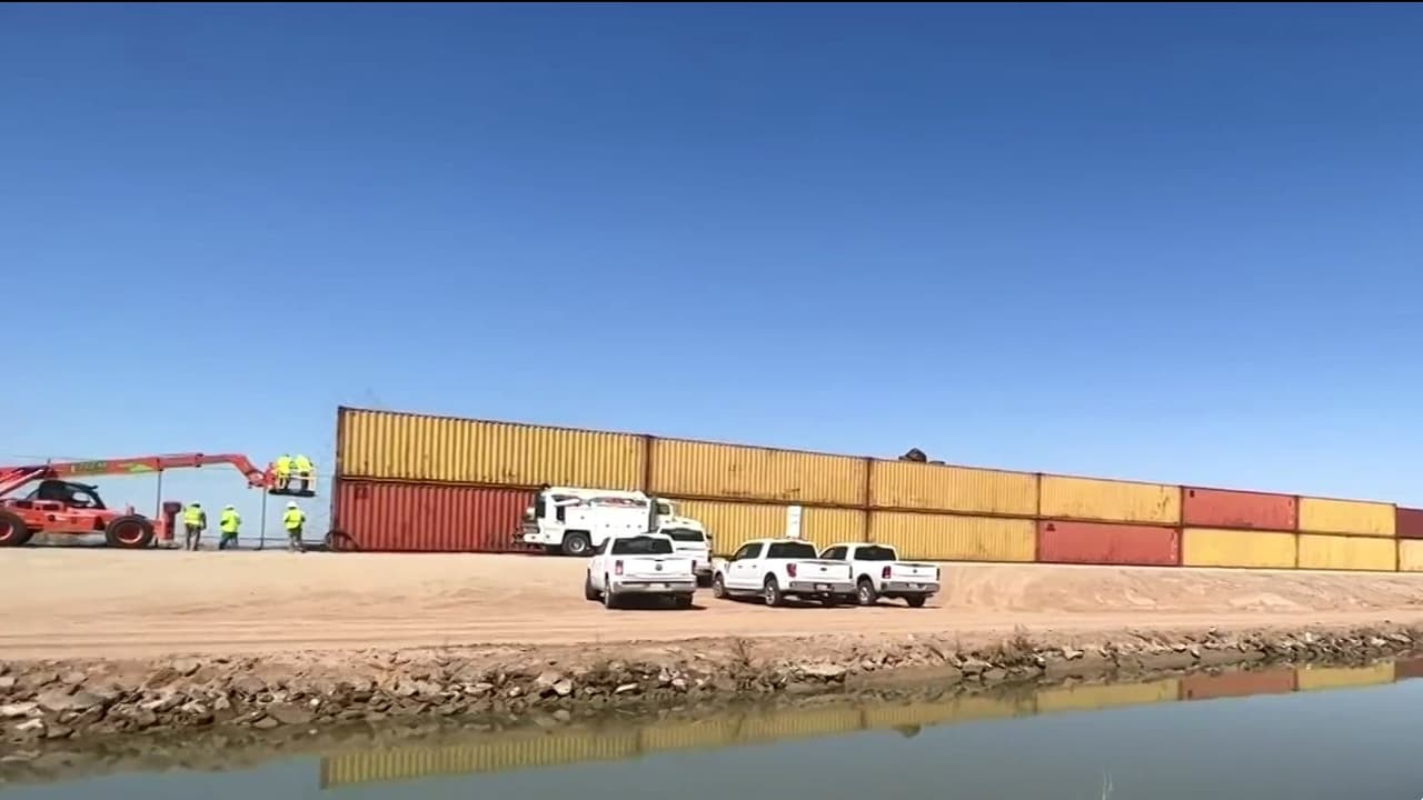 Controversia por el muro fronterizo improvisado con contenedores vacíos para evitar el paso de migrantes