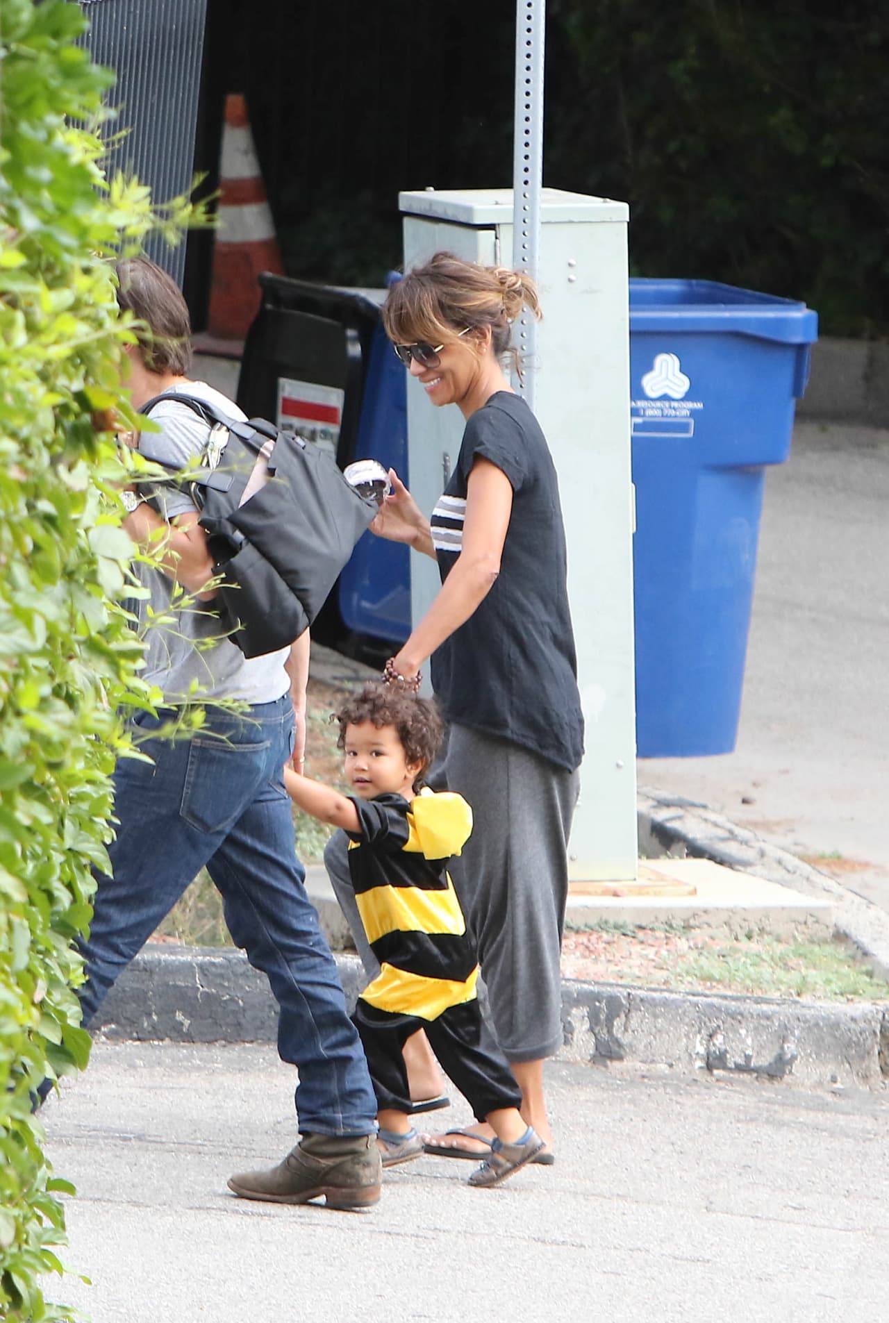 La ‘mini celebrity’ no quería soltar las manos de su mami.