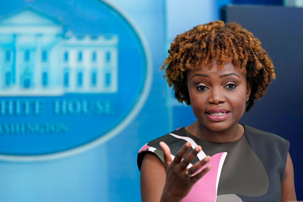 La secretaria de prensa de la Casa Blanca, Karine Jean-Pierre, habla durante la sesión informativa diaria en la Casa Blanca en Washington, el martes 2 de agosto de 2019. 9 de enero de 2022.