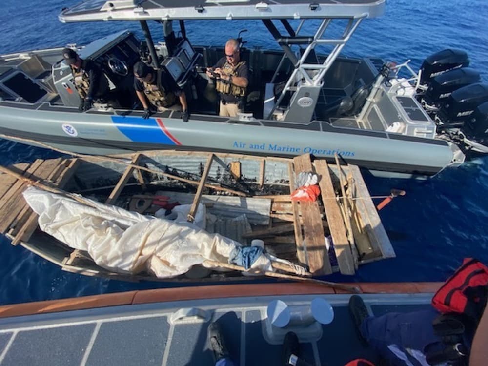 La Guardia Costera de EEUU informó el jueves que repatrió a ocho cubanos que fueron hallados en una balsa en altamar. 
<br>