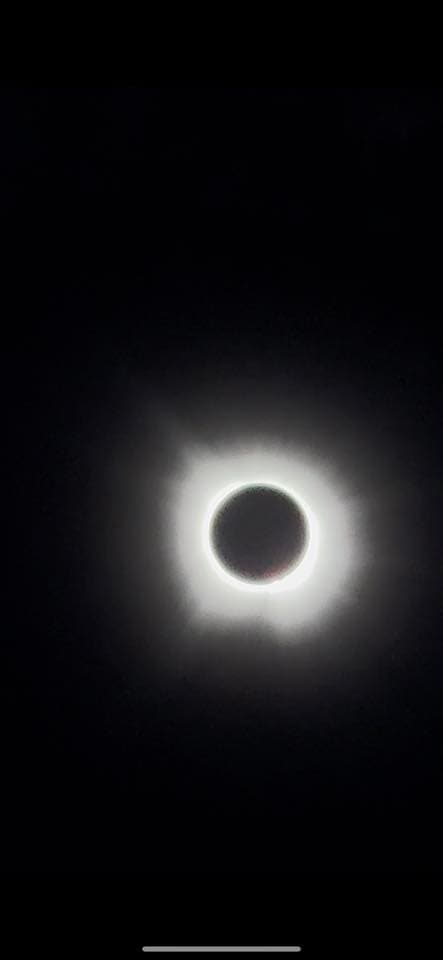 Una corona de luz se vio alrededor de la luna que ocultó el sol durante unos minutos, un espectáculo irrepetible.