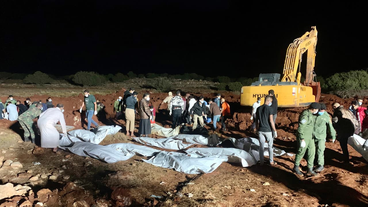 “Hay cadáveres por todas partes": el temor a una epidemia a medida que los cuerpos se descomponen tras las inundaciones en Derna