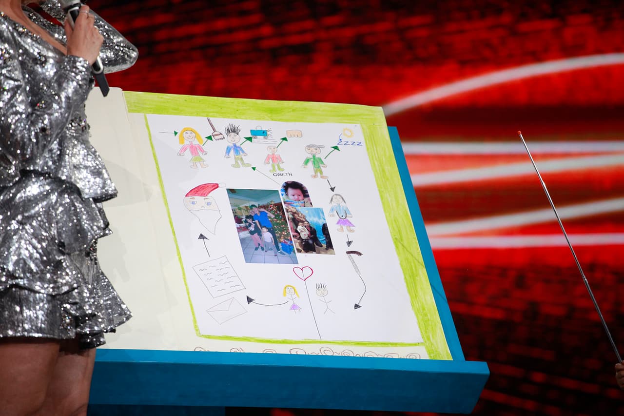 El pequeño había impreso su creatividad en cada una de las páginas. En la primera pudimos ver una foto suya de cuando era bebé, además de otros recuerdos familiares de su infancia.