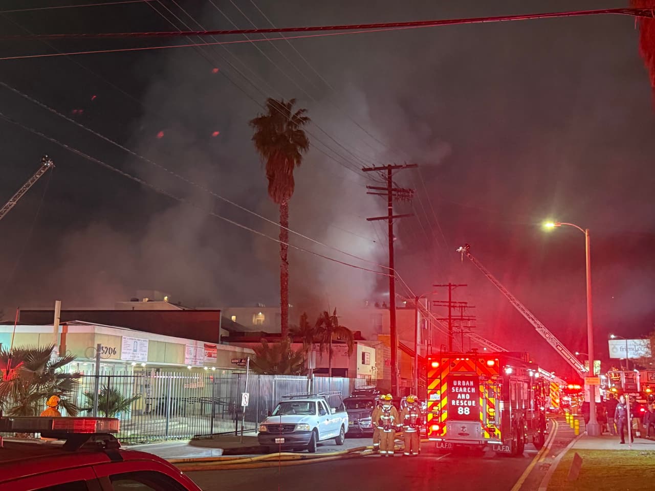 El incendio se inició la tarde del martes 13 de enero alrededor de las 5:43 pm, cuando más de 100 bomberos respondieron a columnas de humo y llamas intensas que consumían el edificio vacío de dos pisos, con tablas en las ventanas y conocido en la zona por albergar ocasionalmente a personas sin hogar.