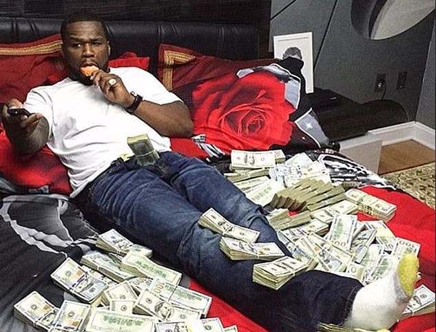 Y es que al declarar que se está quedando sin dinero, a las autoridades no les areció lógico que el rapero se tomara forografías en medio de un montón de dinero...