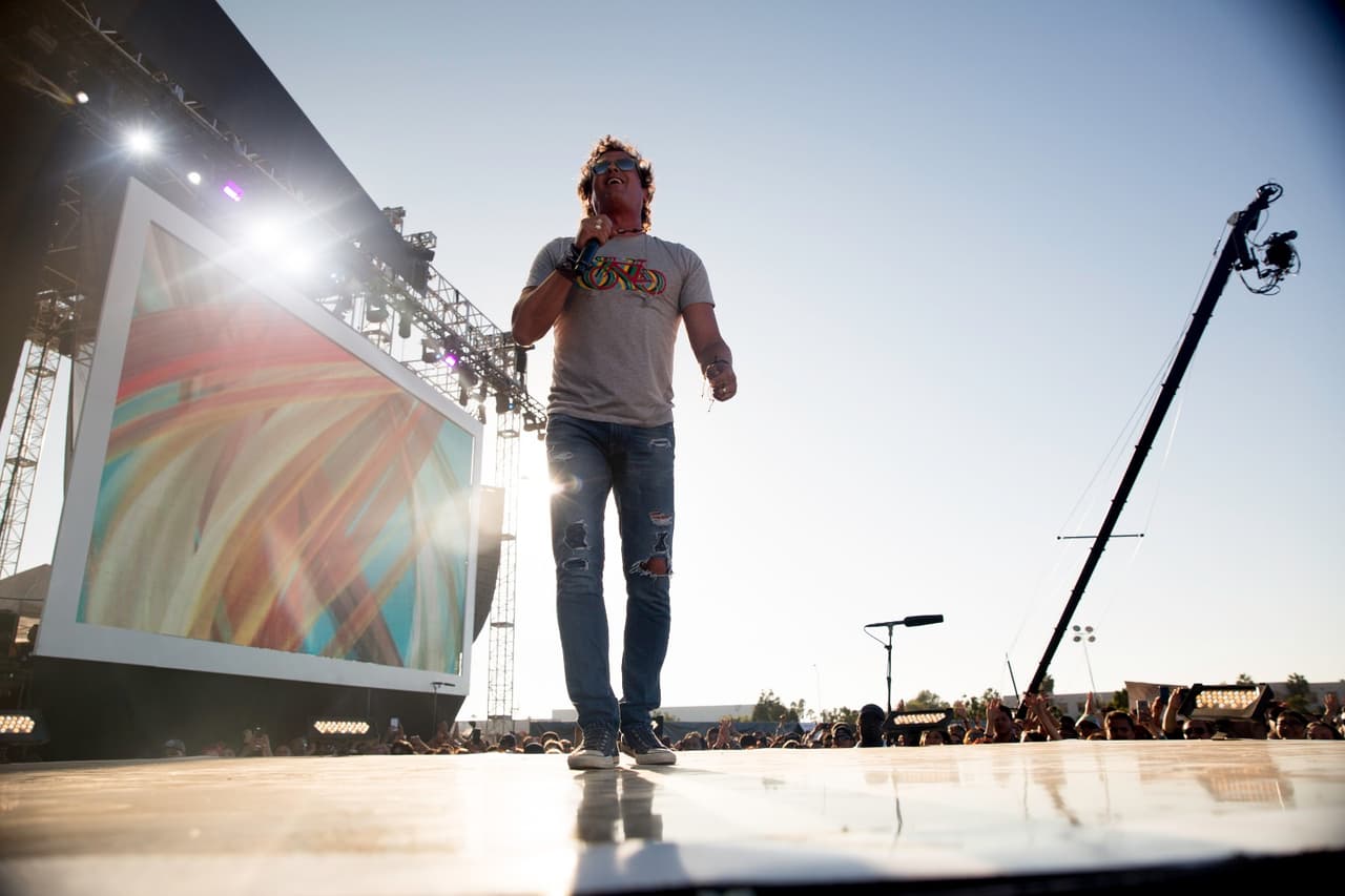 Aunque Carlos Vives ya dejó atrás los shorts con los que se popularizó durante sus época de ‘La gota fría’, sigue siendo un gran seguidor de los jeans rotos. Foto: David Maris.