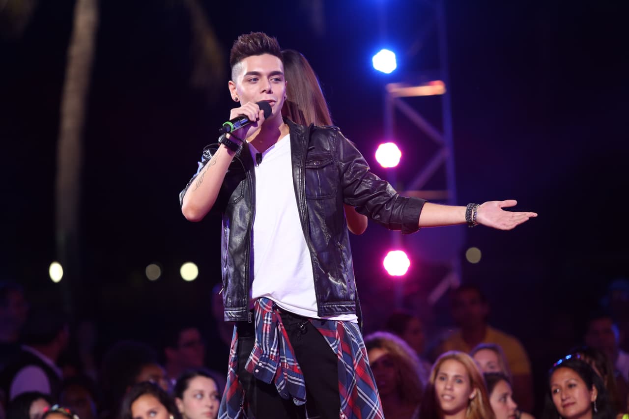 Se tomó el escenario con el tema "Secrets" de One Republic y las fans lo ayudaron a cantar.