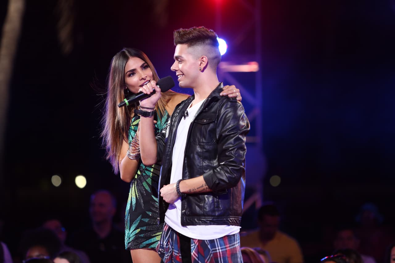 Se tomó el escenario con el tema "Secrets" de One Republic y las fans lo ayudaron a cantar.