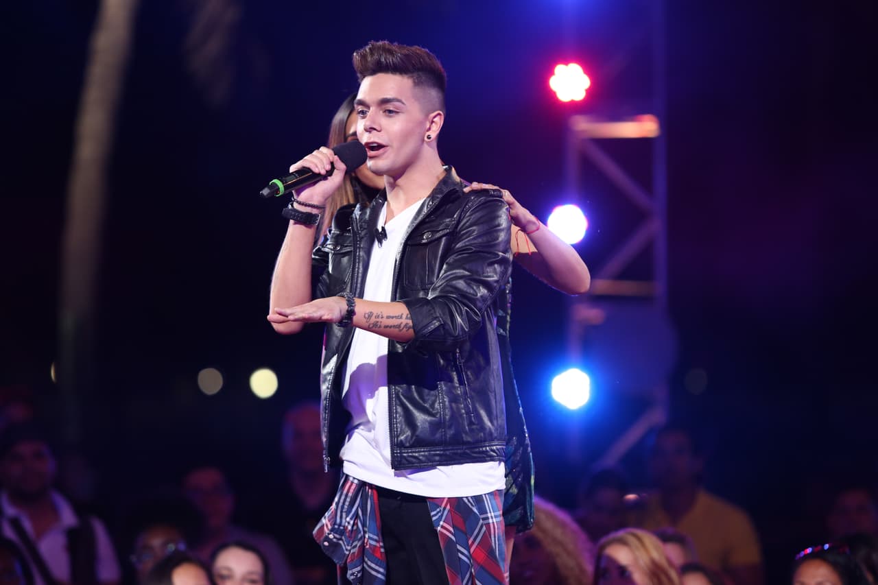 Se tomó el escenario con el tema "Secrets" de One Republic y las fans lo ayudaron a cantar.