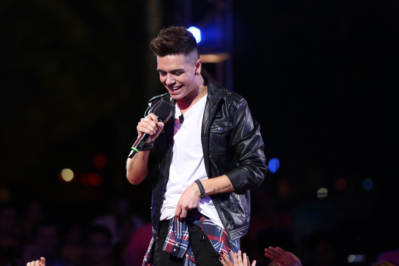 Se tomó el escenario con el tema "Secrets" de One Republic y las fans lo ayudaron a cantar.