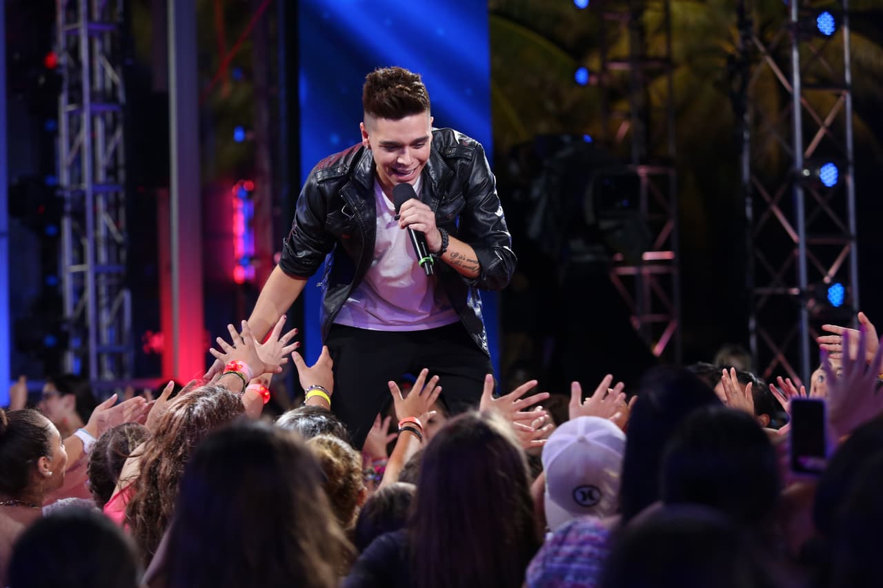 Se tomó el escenario con el tema "Secrets" de One Republic y las fans lo ayudaron a cantar.