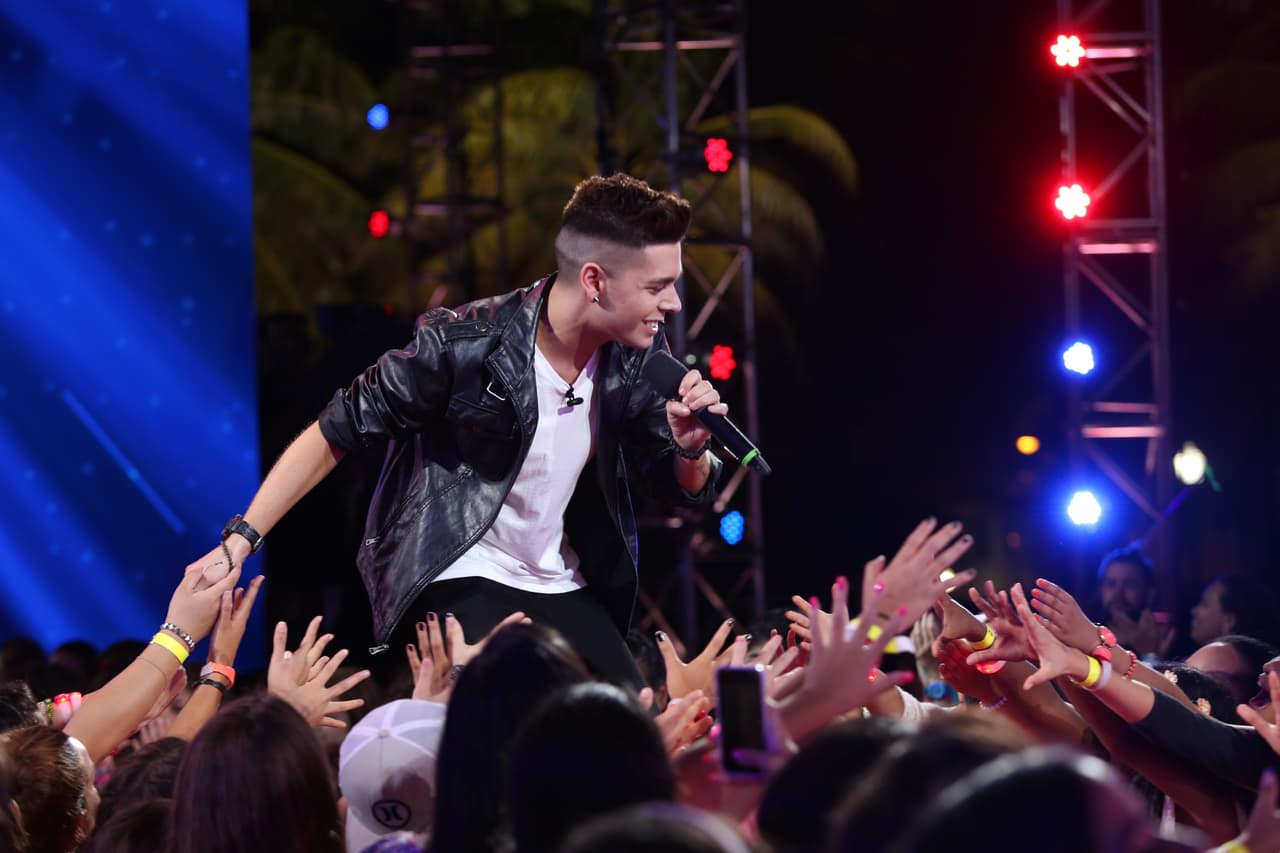 Se tomó el escenario con el tema "Secrets" de One Republic y las fans lo ayudaron a cantar.