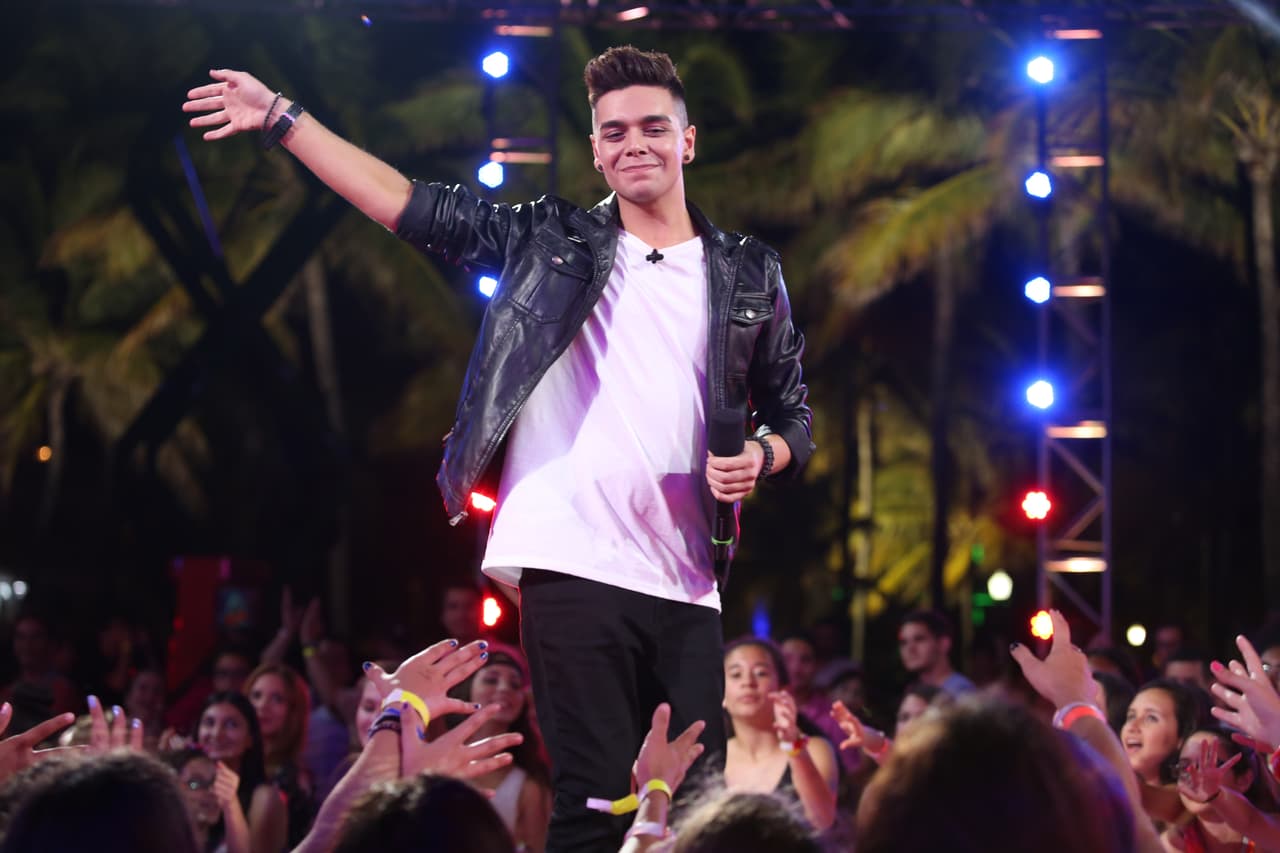 Se tomó el escenario con el tema "Secrets" de One Republic y las fans lo ayudaron a cantar.