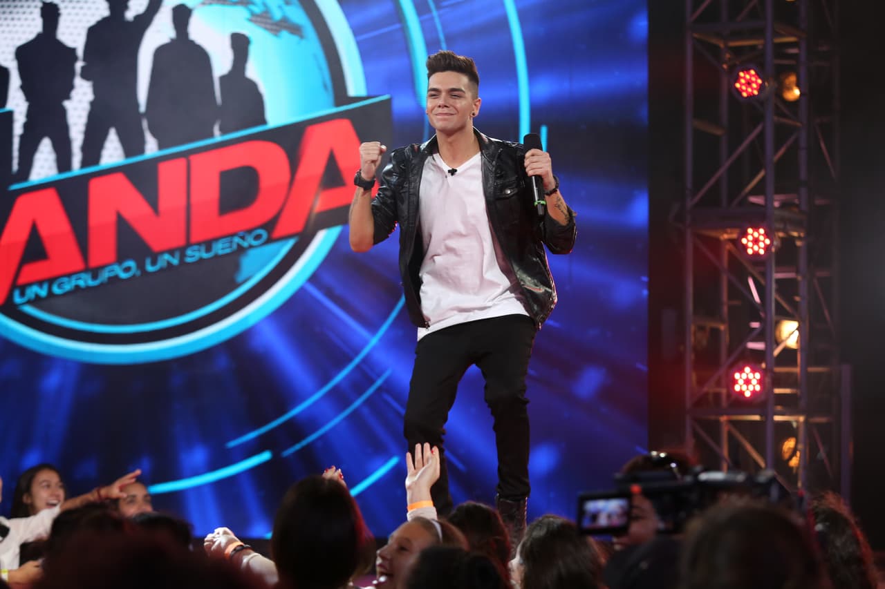 Se tomó el escenario con el tema "Secrets" de One Republic y las fans lo ayudaron a cantar.