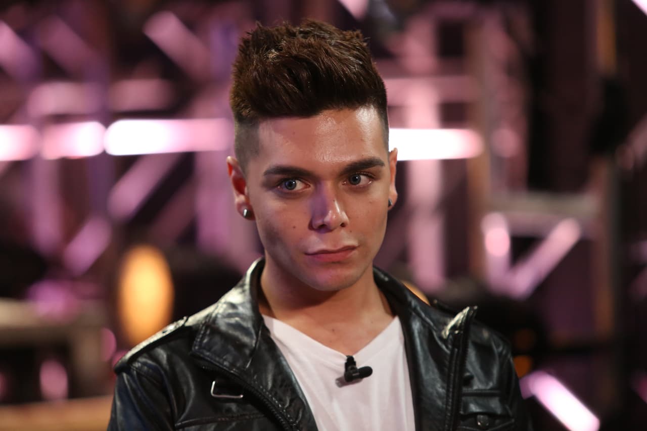 Se tomó el escenario con el tema "Secrets" de One Republic y las fans lo ayudaron a cantar.