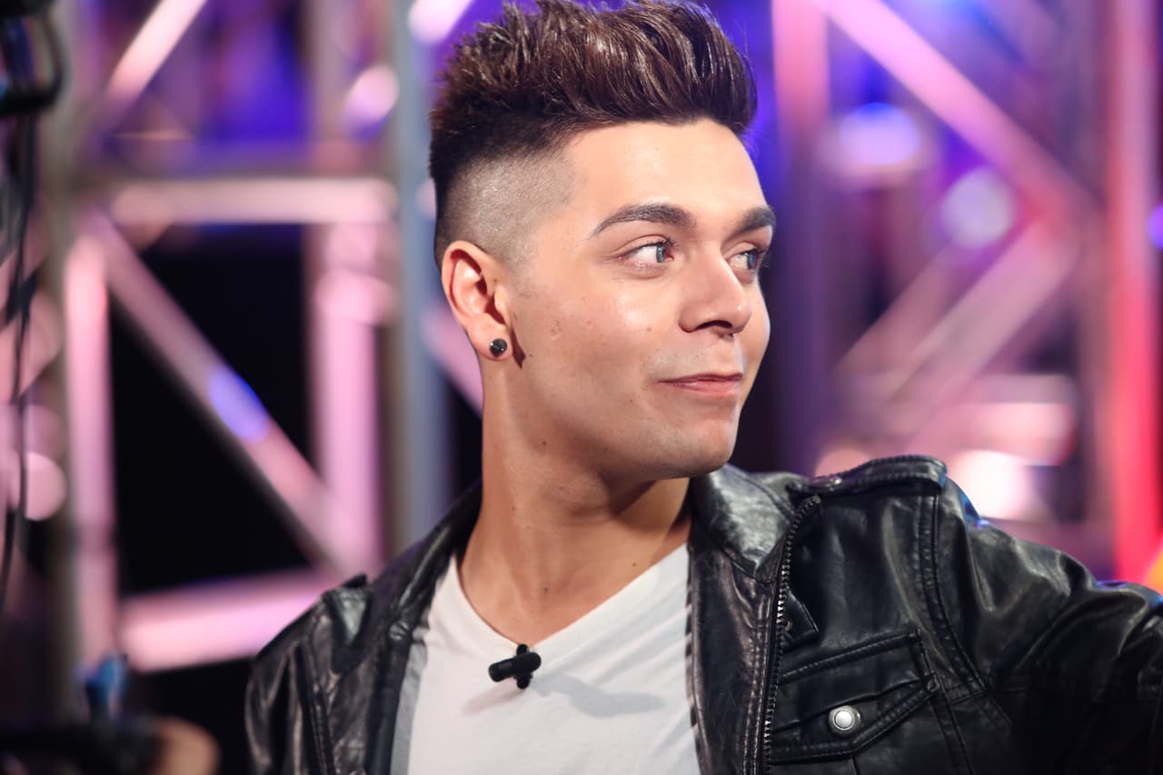 Se tomó el escenario con el tema "Secrets" de One Republic y las fans lo ayudaron a cantar.