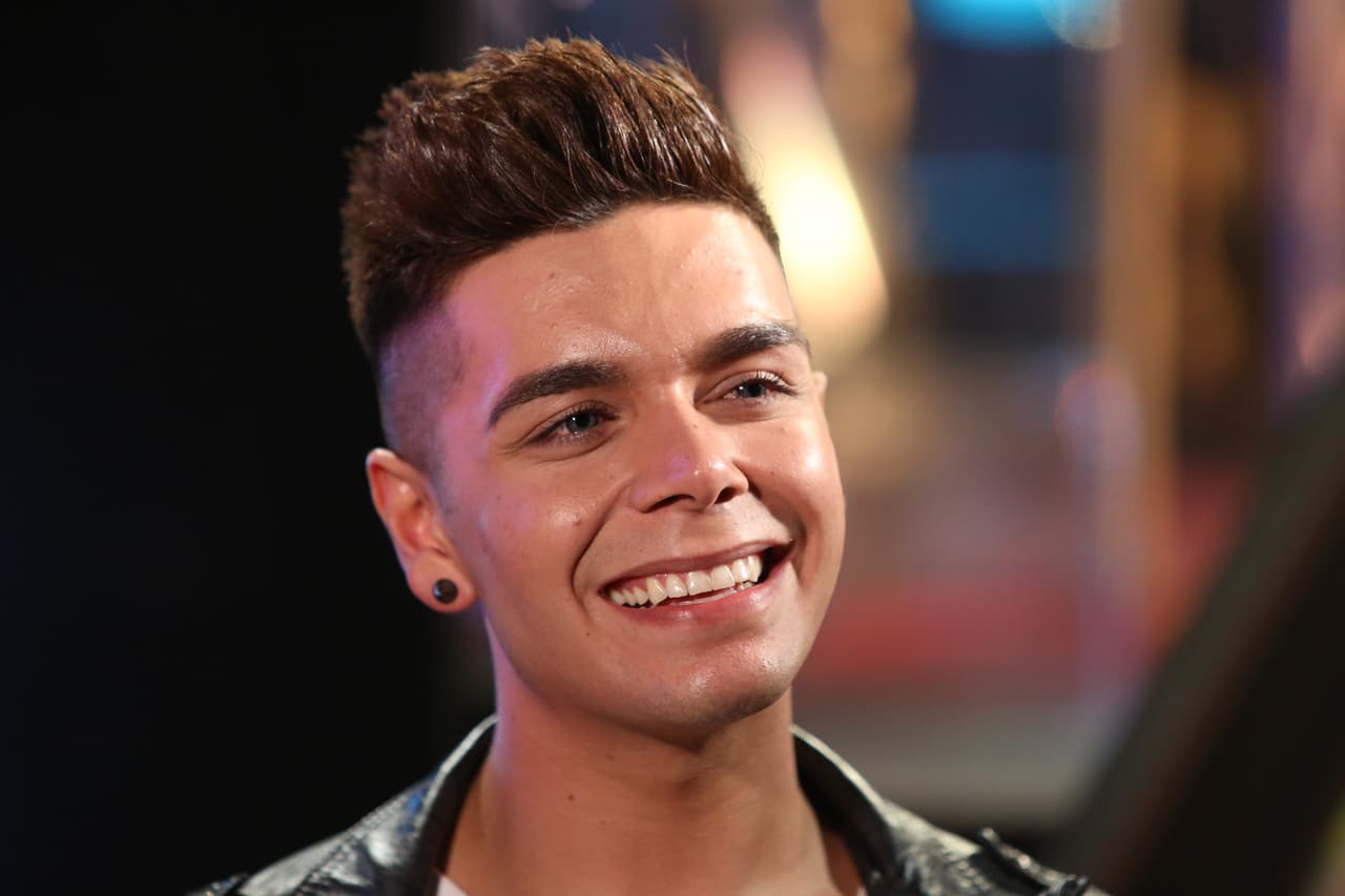 Se tomó el escenario con el tema "Secrets" de One Republic y las fans lo ayudaron a cantar.