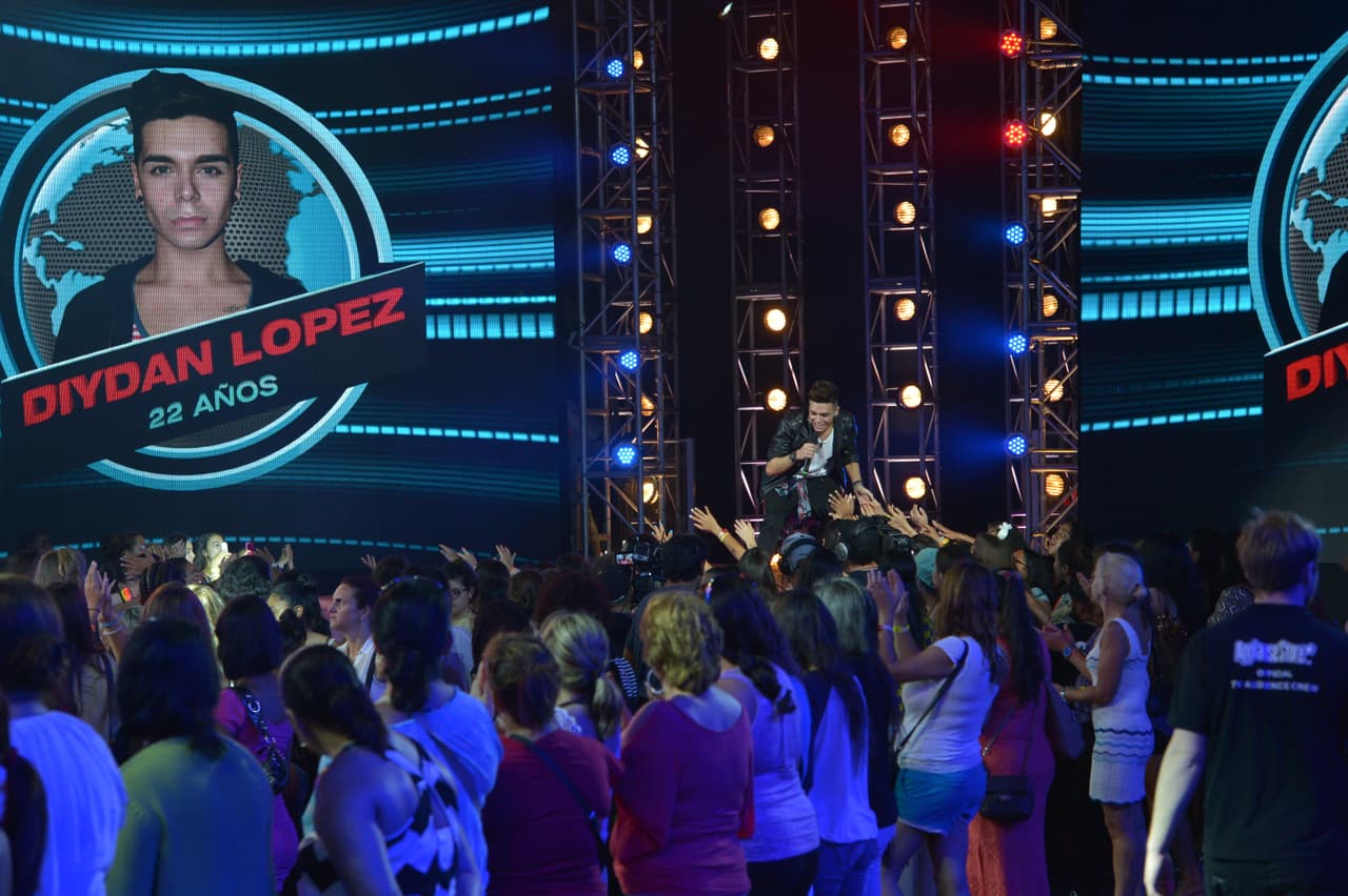 Se tomó el escenario con el tema "Secrets" de One Republic y las fans lo ayudaron a cantar.