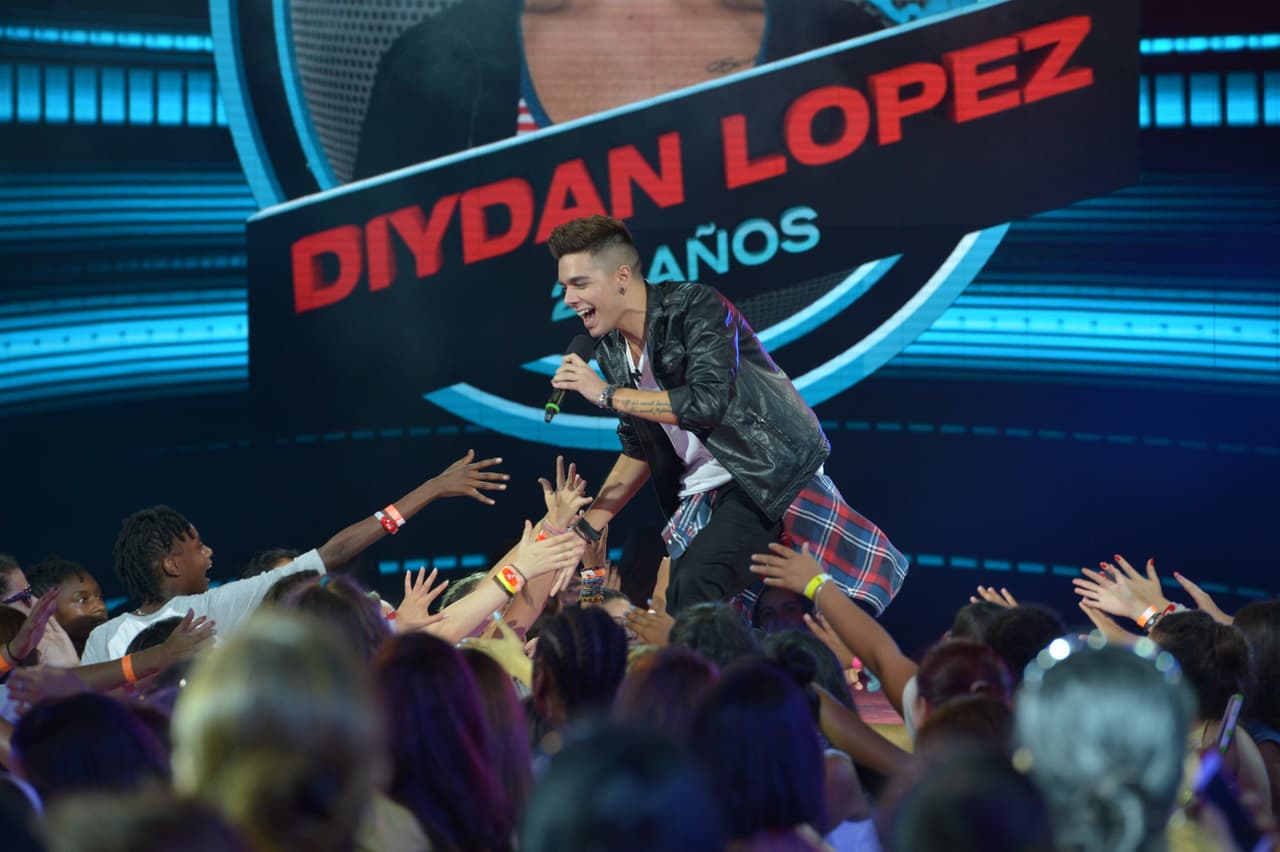 Se tomó el escenario con el tema "Secrets" de One Republic y las fans lo ayudaron a cantar.