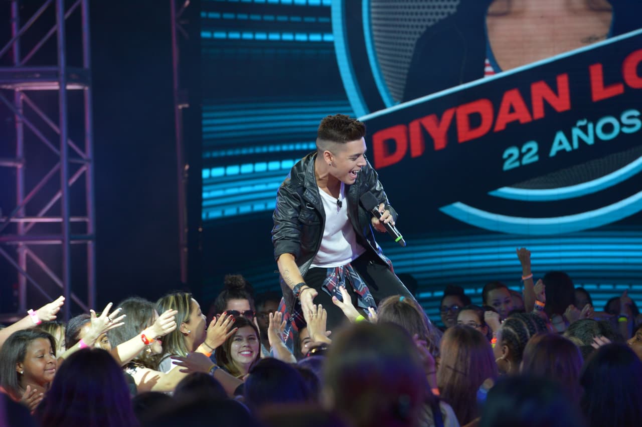 Se tomó el escenario con el tema "Secrets" de One Republic y las fans lo ayudaron a cantar.