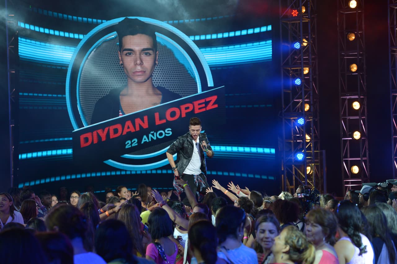 Se tomó el escenario con el tema "Secrets" de One Republic y las fans lo ayudaron a cantar.