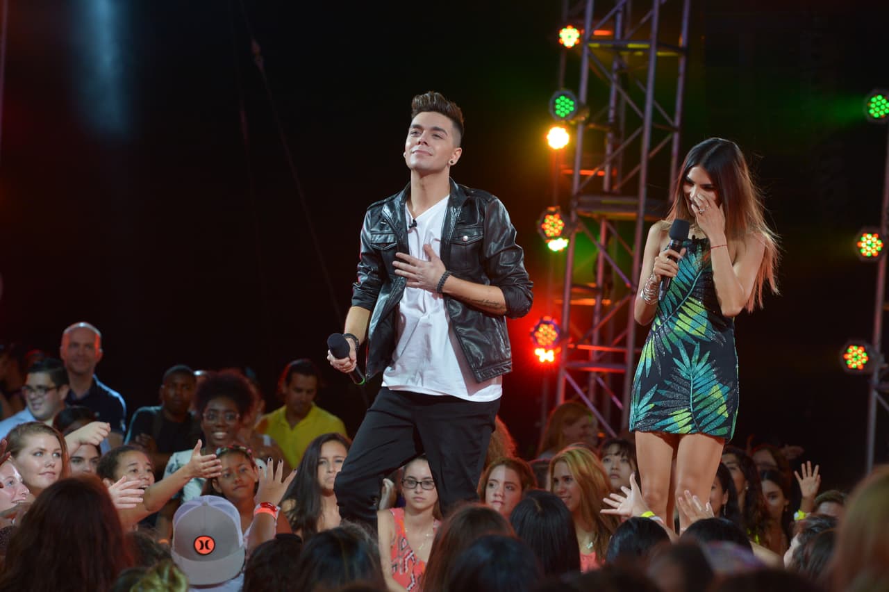 Se tomó el escenario con el tema "Secrets" de One Republic y las fans lo ayudaron a cantar.