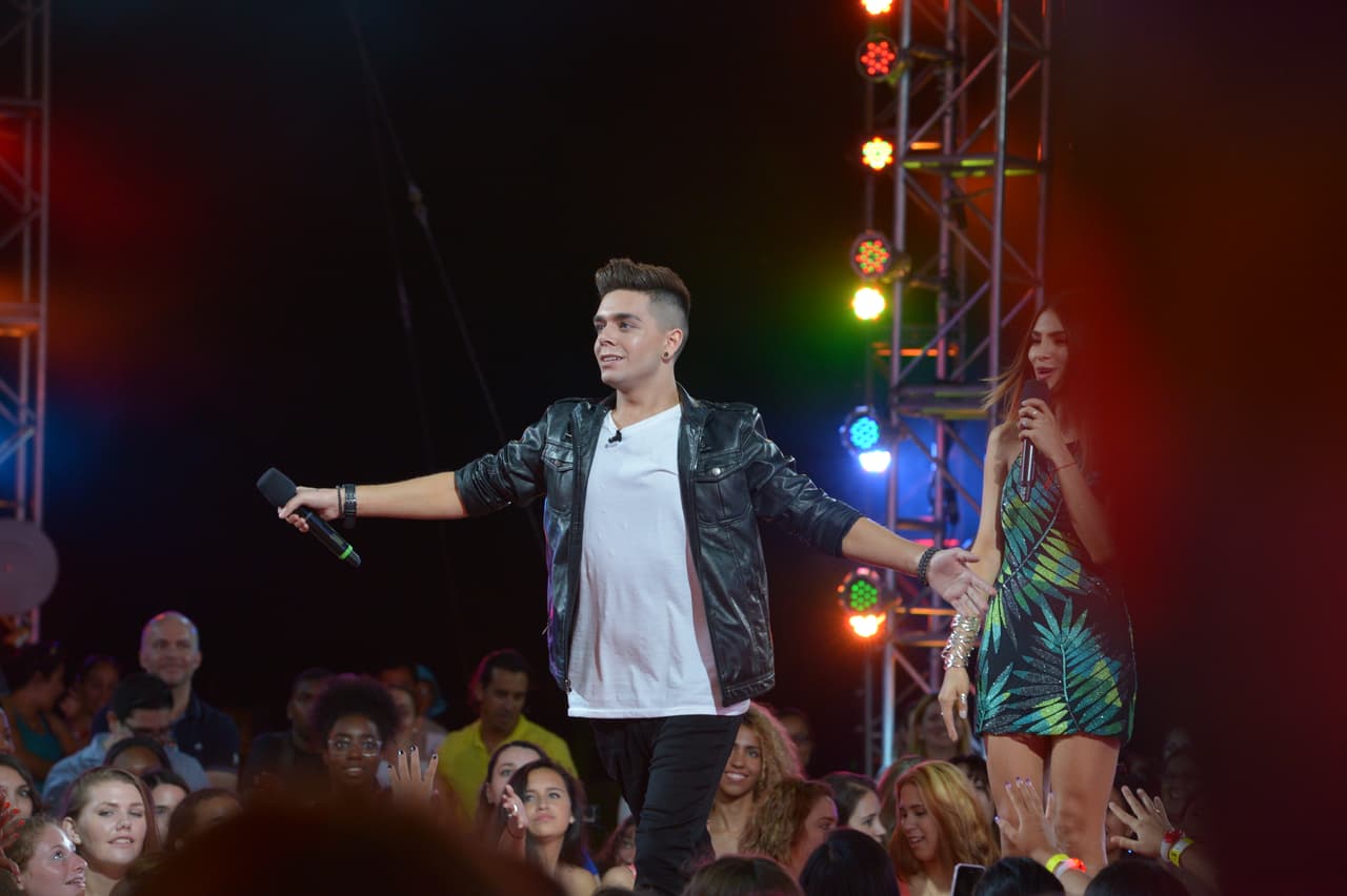 Se tomó el escenario con el tema "Secrets" de One Republic y las fans lo ayudaron a cantar.