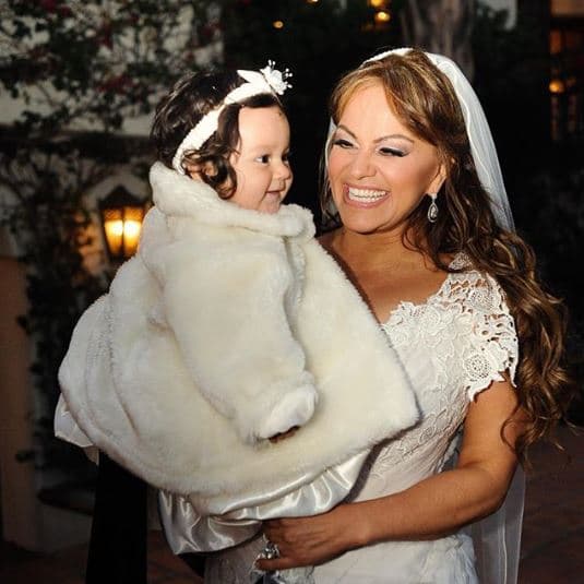 Fue con esta instantánea que conmemoró 6 años del fallecimiento de su madre: "Aunque la noche no responde las preguntas. Aunque el destino es complicado de entender. Si te marcharas sin siquiera despedirte, voy a pensar que nunca te quisiste ir. Te extraño, mamá.", escribió Jacqie al pie de la imagen.