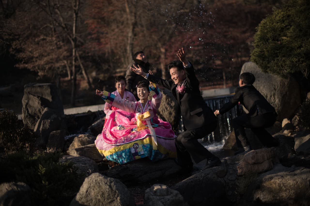 Una pareja de recién casados posan en el parque de Pyongyang. 25 de noviembre de 2015.