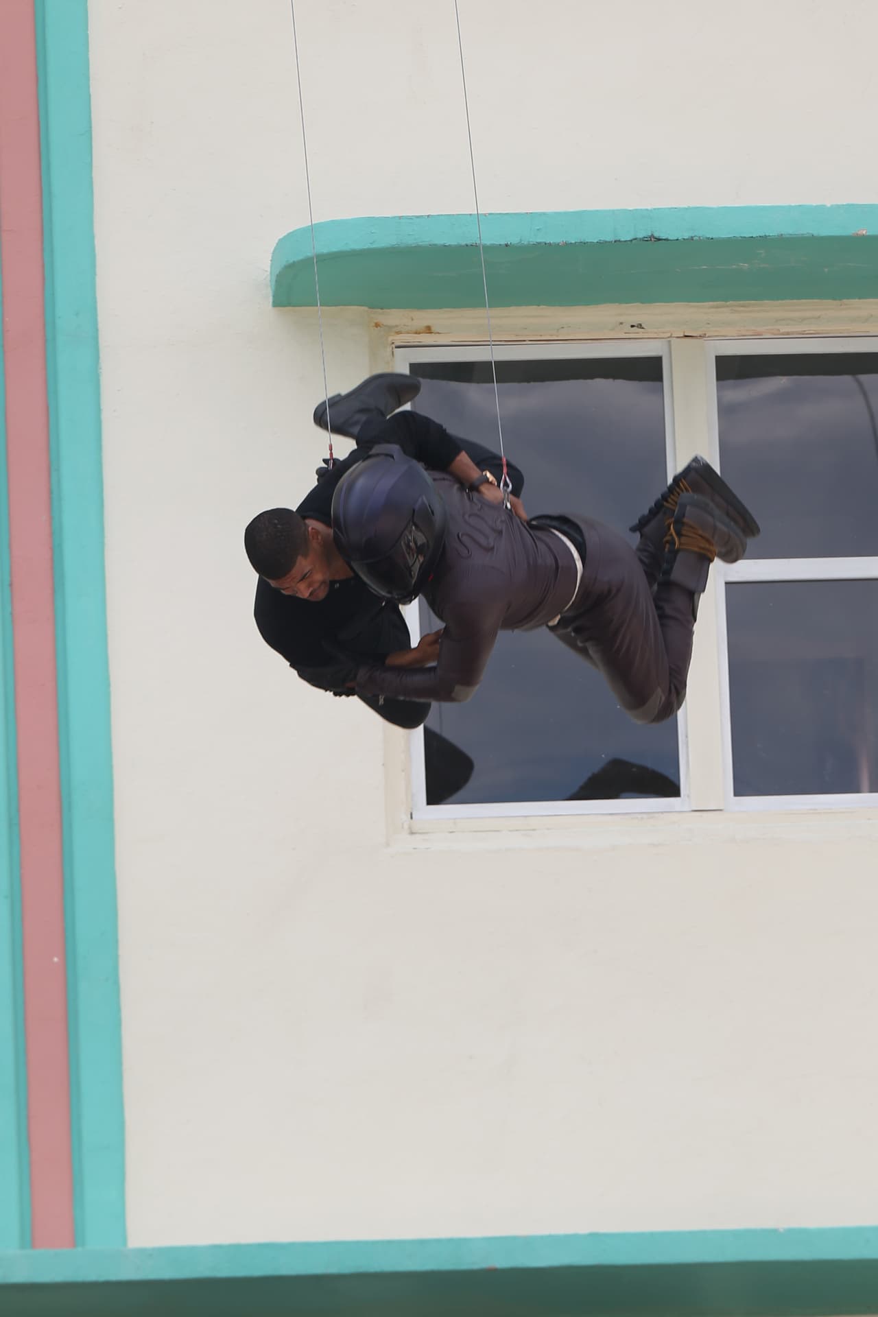 Aunque contaban con equipo de protección y seguridad para evitar accidentes, la caída fue espectacular.