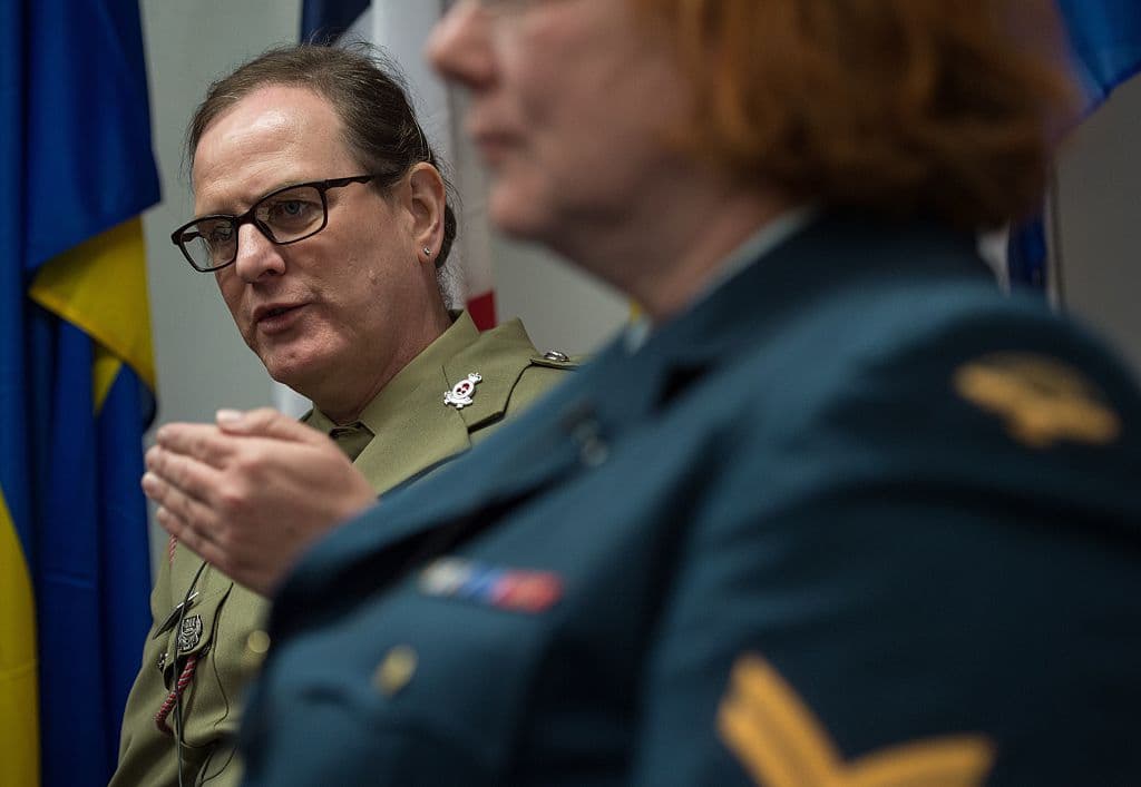 Pentágono permite que personas transgénero presten servicio en las Fuerzas Armadas