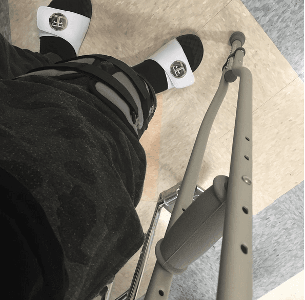 En su Instagram hay un par de fotos en las que se le puede ver en una de ellas con muleta.