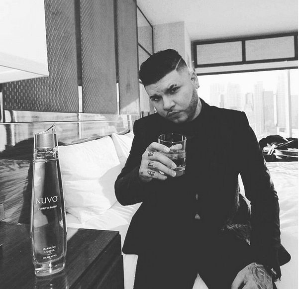 Cuando llegó a escuela secundaria, se topó con algunos compañeros que se divertían grabando canciones y él también comenzó a hacerlo.