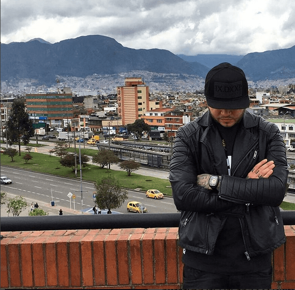 "La mala es que voy a tener que hacerlo sentado por q me inmovilizaron la rodilla lamento esta situación Está fuera de mi alcance!!", refirió el cantante.