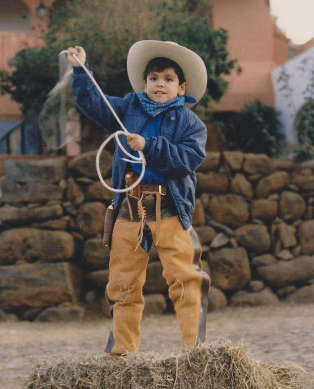 En una imagen que compartió en 2019 se le puede ver vestido como un pequeño vaquero. Al igual que su personaje, parece que le gustaba usar sombreros.