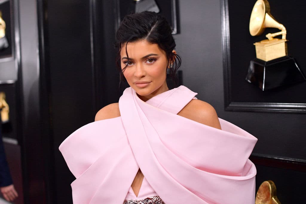 <b>Kylie Jenner </b>
<br>La vida de Kylie Jenner no es tan perfecta como muchas personas podrían suponer, ya que durante una sesión en Snapchat, Jenner reveló que fue acosada por otros niños cuando tenía 9 años.
<br>