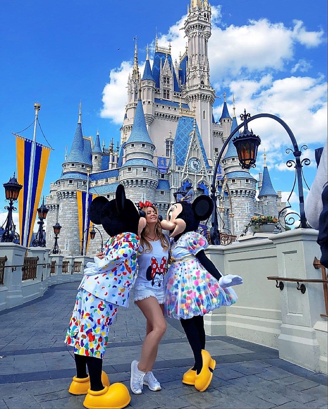 Con motivo del cumpleaños número 92 de Mickey y Minnie Mouse, Andrea Legarreta compartió el 18 de noviembre del 2020 una fotografía con esos personajes en Disneyland, frente al icónico castillo del parque de diversiones.