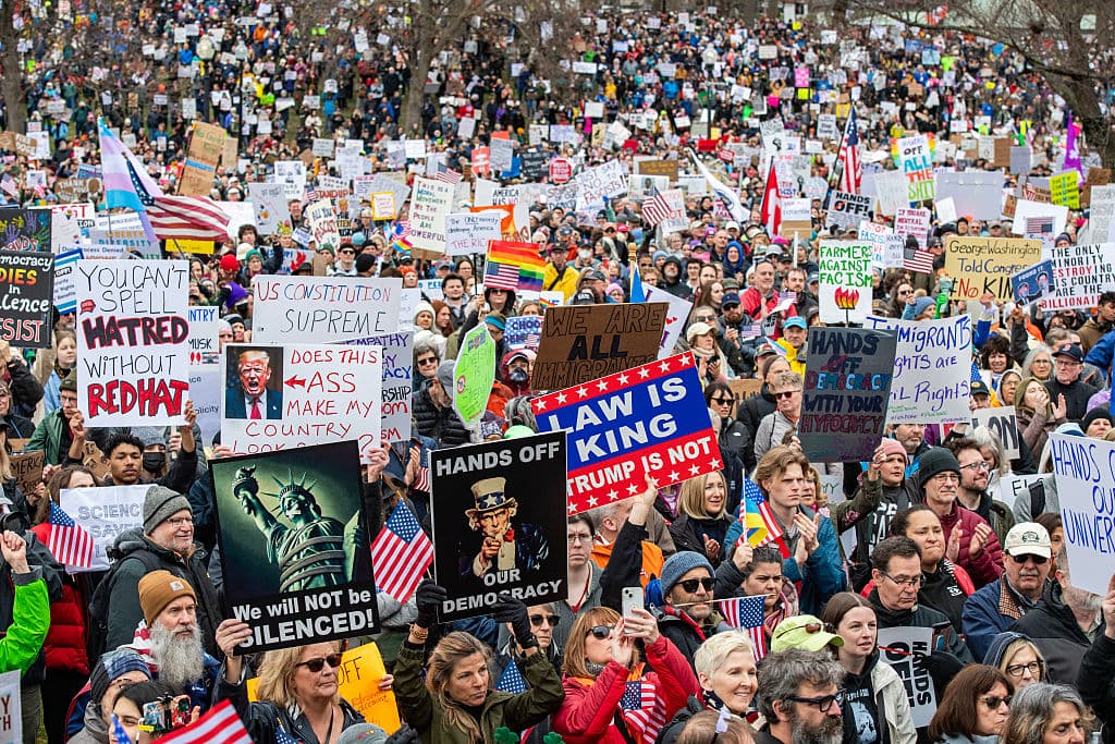Manifestantes muestran pancartas contra Trump y Elon Musk este sábado en Boston, Massachusetts.